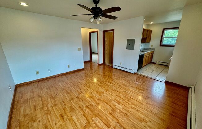 2 beds, 1 bath, $1,245, Unit 4