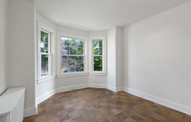 Spacious 6BR/1.5BA Row home