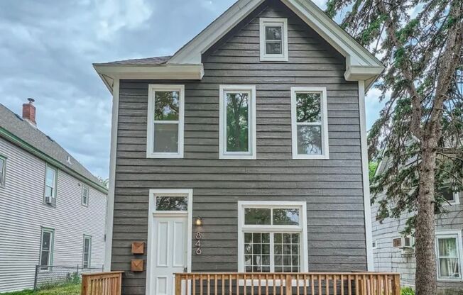Gorgeous Main Level Newly Redone, Deck, Private Laundry, Upscale Payne-Phalen, Pets Ok!