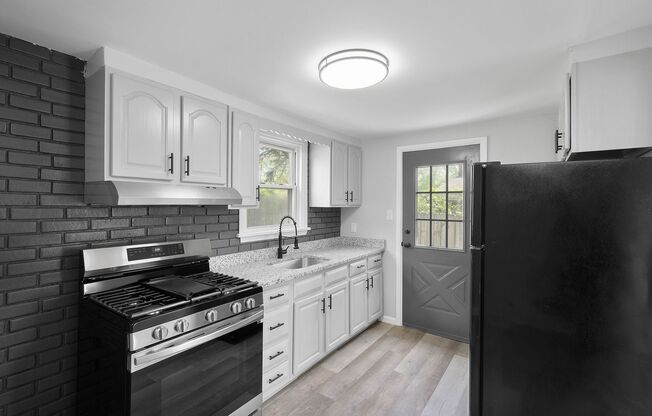 Charming 2 bedroom home in Versailles available August 1!