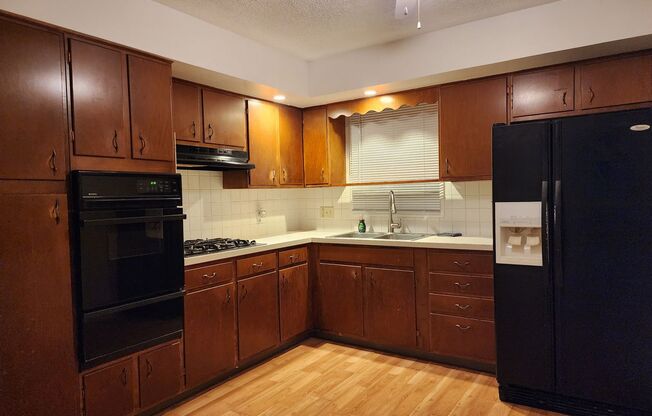 2 beds, 1.5 baths, $1,295, Unit 507 E Locust