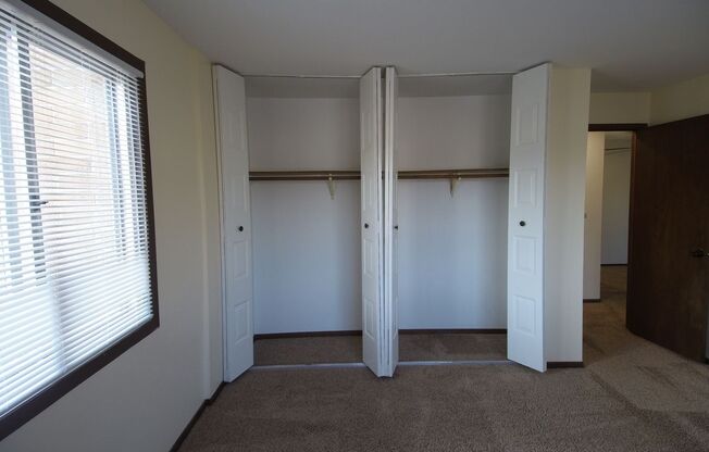 1 bed, 1 bath, 810 sqft, $980, Unit 4711 Indian Hills Dr., #12, Mount Pleasant, WI 53406