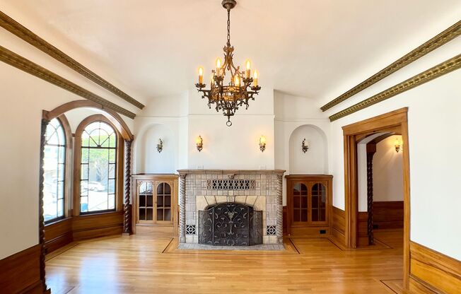 Stunning Multi-Level 4/2.5 W/ Dining Room. W/D, CHEF'S KITCHEN!