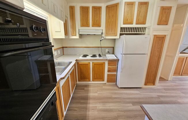 Comfortable 3/Bed-2 Bath Home with a Deck and Fenced Backyard