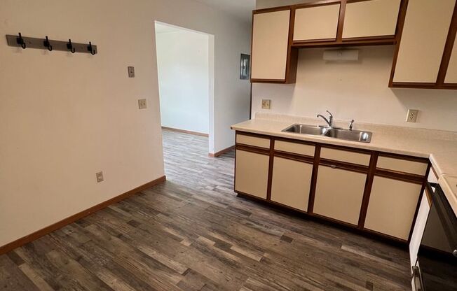 2 beds, 1 bath, $925, Unit 3