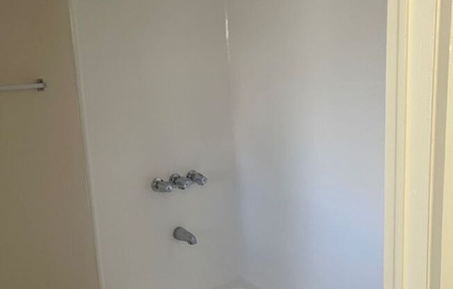 3 beds, 2 baths, 1,296 sqft, $3,895, Unit 78