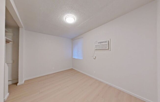 2 beds, 1 bath, 647 sqft, $1,660, Unit 33B