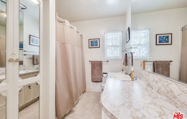 1225 N HOLLYWOOD WAY