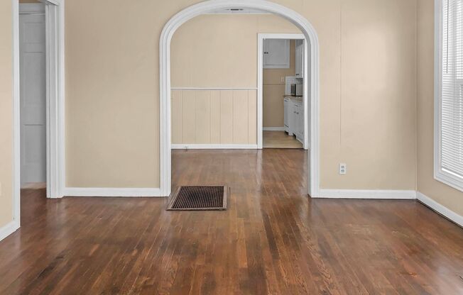 Charming 2 Bed 1 Bath Home, Close to Everything!