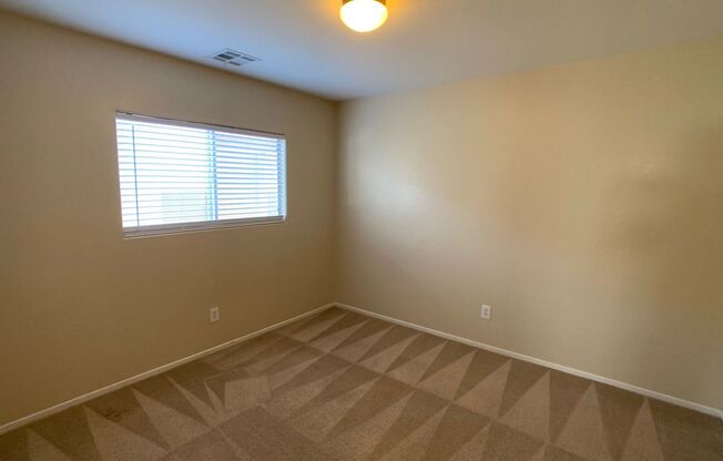Upgraded 3 bedroom home with loft and den. Over 2000 sq/ft 215/Russell 2150/Mo