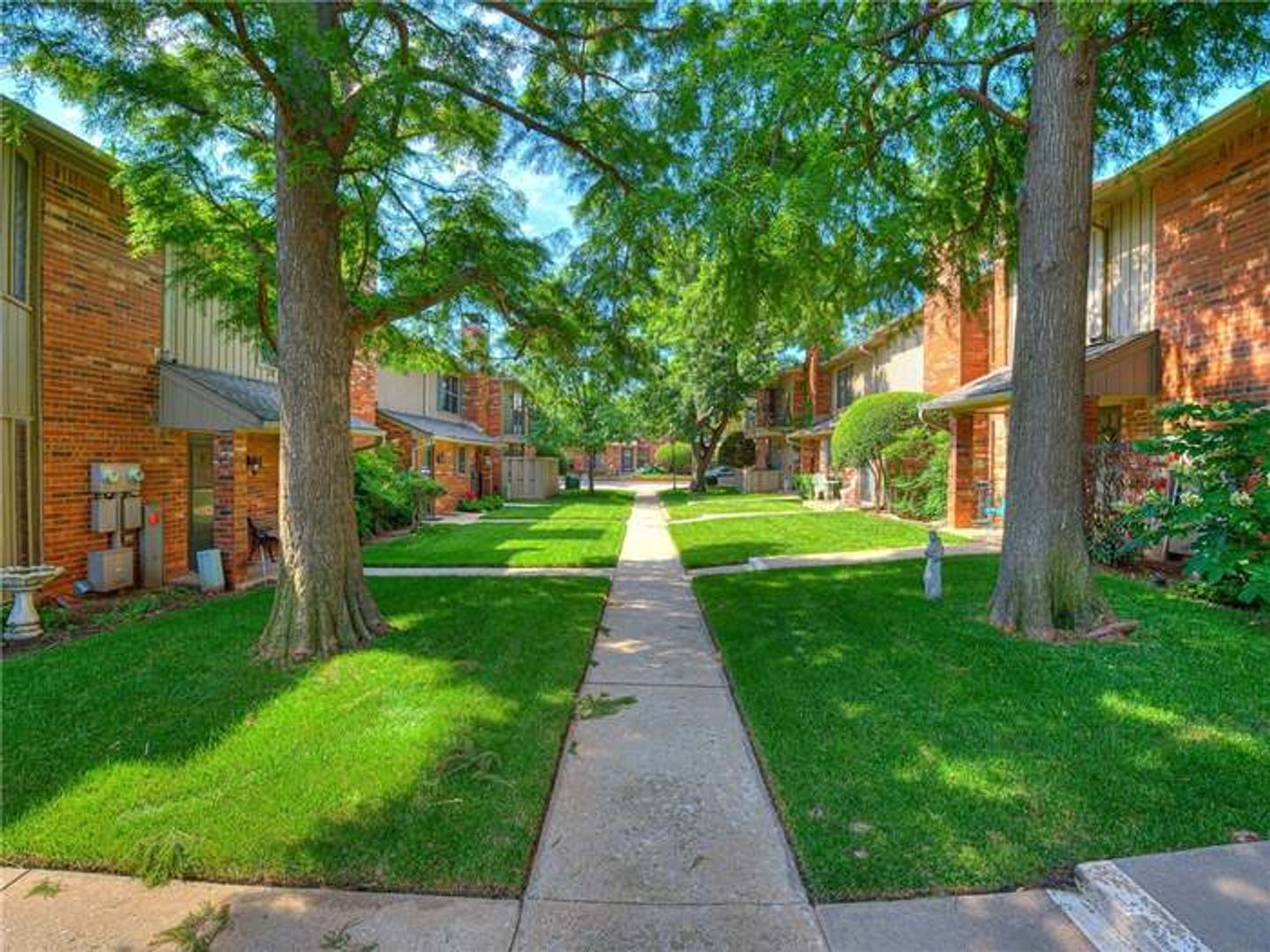 Great neighborhood amenities , 2 bed 2.5 baths and a 2 car garage! Beautiful condo community, A Must SEE!!