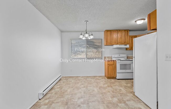 2 beds, 1 bath, $1,399, Unit 5504 SE Center Street  Unit D