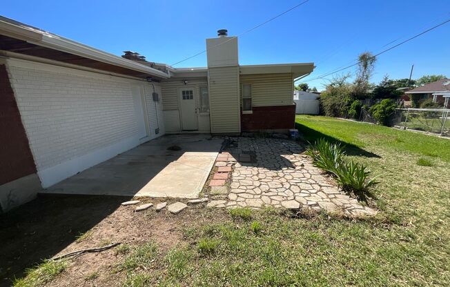 3 bdrm 2 bath Home 2 car Garage small dog Friendly