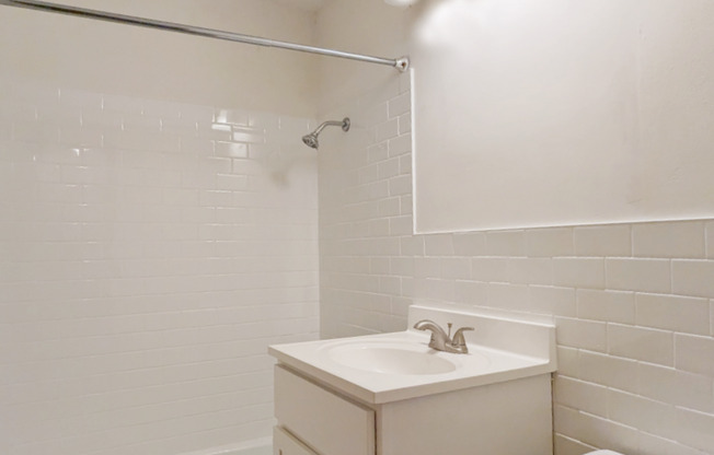 2 beds, 1 bath, 975 sqft, $1,295, Unit 105