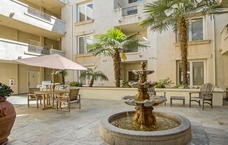 Remodeled 2Bed/2Bath Condo, SS Appliances, Granite counter tops, Balcony, Washer/Dryer, Walk-in Closet