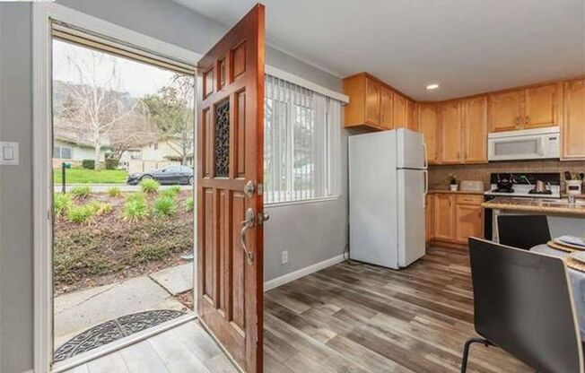 $2,590 - THE NICEST FIRST FLOOR CONDO IN PLEASANTON