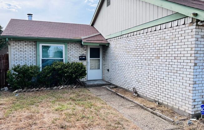 Charming 2 bedroom 1-bathroom Duplex unit features a prime location