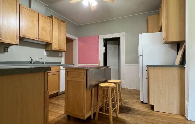 2 beds, 1 bath, $1,445