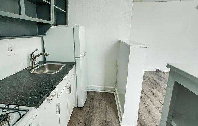 Studio, 1 bath, 400 sqft, $675, Unit Unit 2R