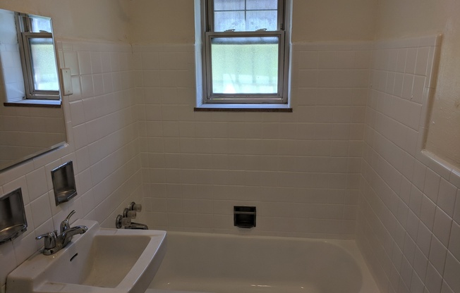 2 beds, 1 bath, $1,775, Unit 111C
