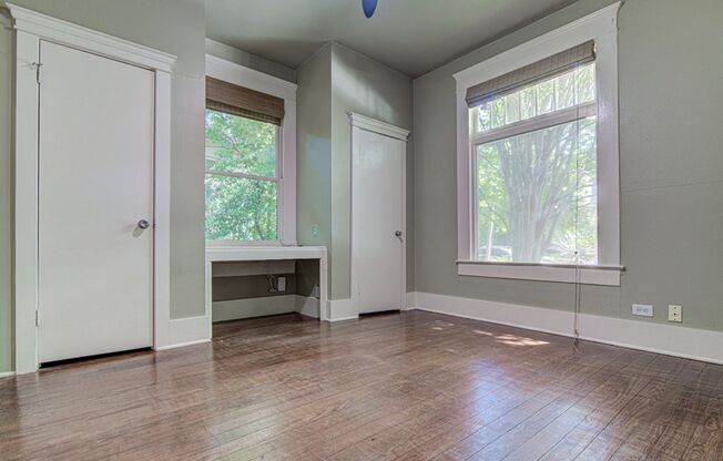 2/2 Move-In Ready Gem off 35th st: Walkable to Restaurants, and Nightlife!