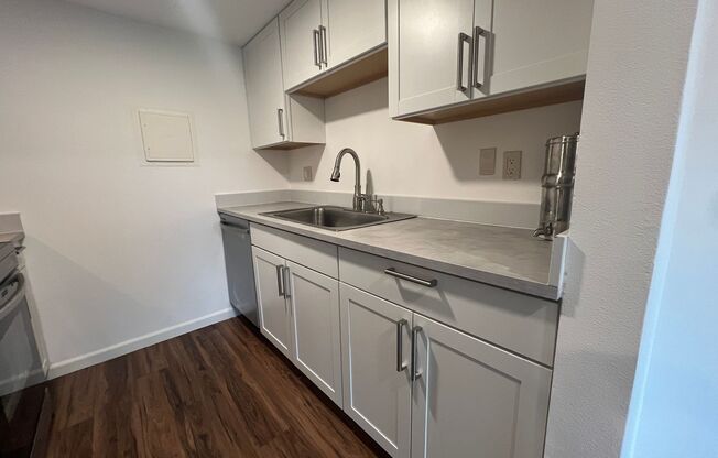 Renovated Top-Floor Condo in Prime Kirkland (Kingsgate) Location!