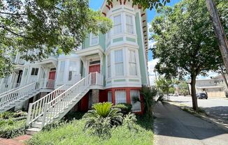 FURNISHED 2 BED | 1 BATH | VICTORIAN DISTRICT