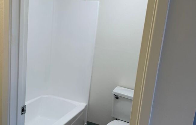 Studio, 1 bath, $1,000, Unit 16