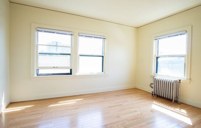 Just Renovated: Top Floor Corner Studio in Hollywood!