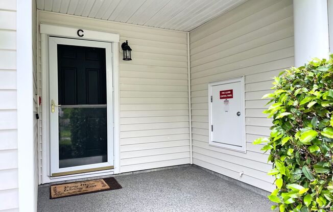 Spacious 2 Bed 2.5 Bath Townhome Style Condo in Renton