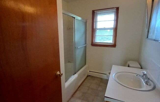 2 beds, 1 bath, 903 sqft, $1,250, Unit B-2