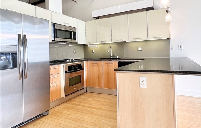 1 bed, 1 bath, 800 sqft, $2,700