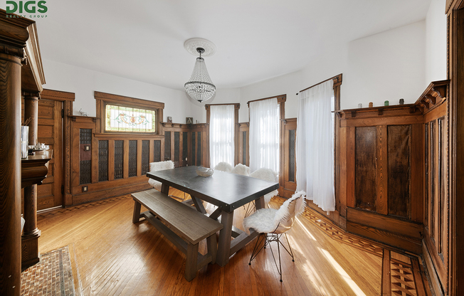 685 E 22 ST