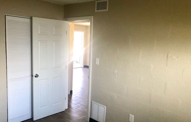 2 beds, 1 bath, 600 sqft, $1,295, Unit 516-21