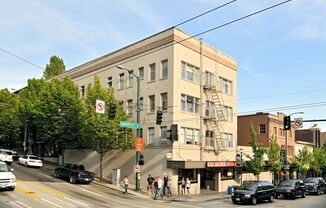 Avenue Building: Centrally located in University District!