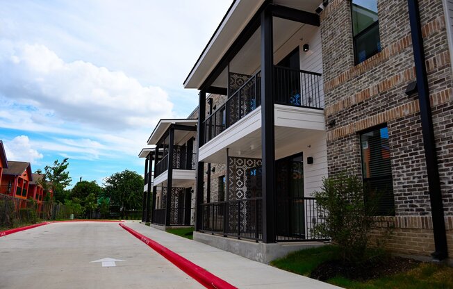 1606 EL PASO ST
