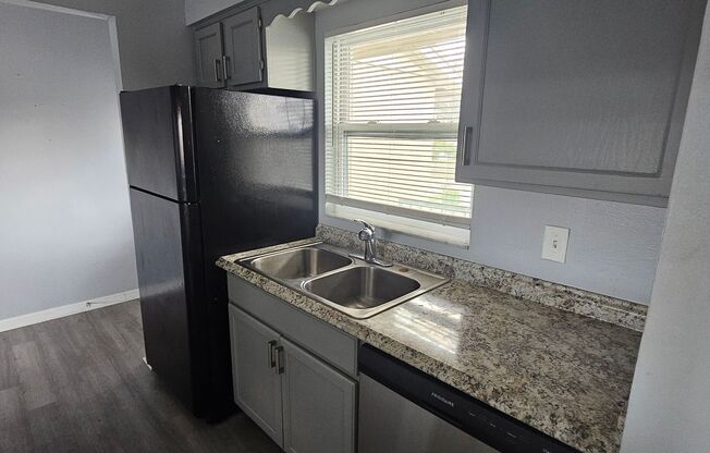 2 BEDROOM / 2 BATH APARTMENT (GOLDEN KEY APARTMENTS) NEAR THE FLORIDA MALL