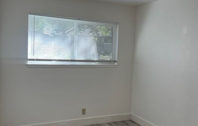 2 beds, 1 bath, $1,350, Unit 10