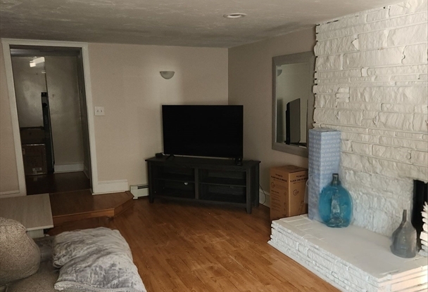 1 bed, 1 bath, 975 sqft, $2,300, Unit 1