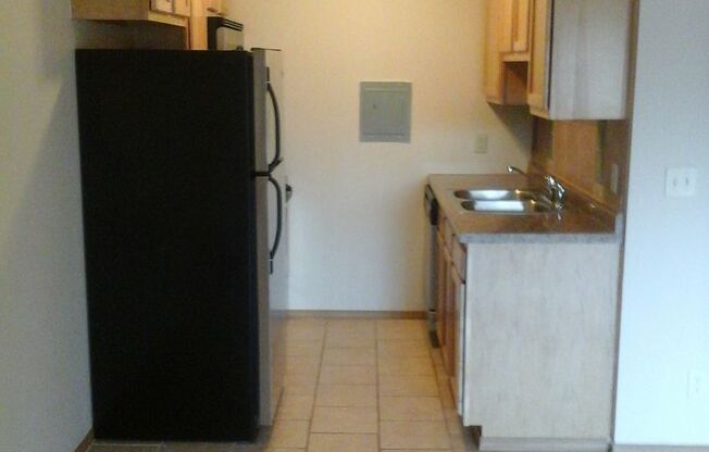 2 beds, 1 bath, 860 sqft, $1,300, Unit 211r