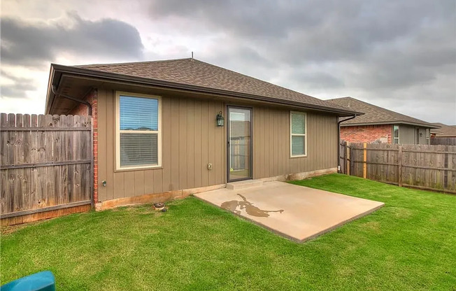 Charming 3 Bedroom 2 Bath home in Moore, OK!