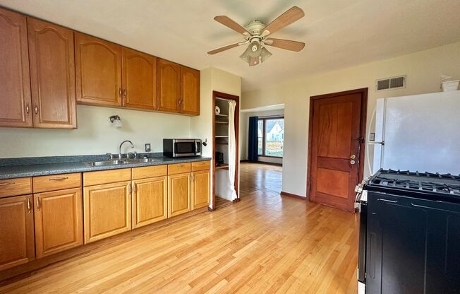 2 beds, 1 bath, $1,225, Unit Lower