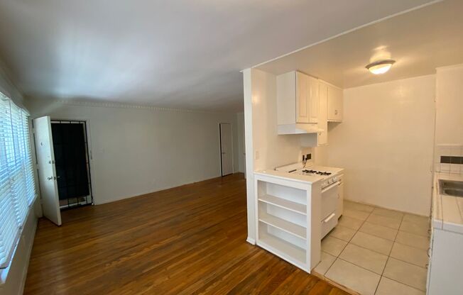 Charming Apartment Unit 1 Bed + 1 Bath in the heart of Los Angeles!