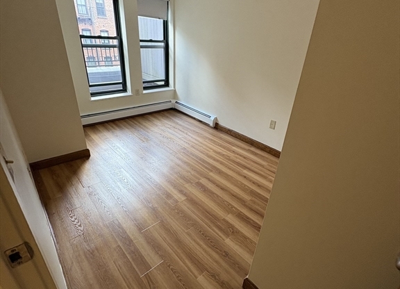 3 beds, 1 bath, 1,000 sqft, $4,500, Unit 3