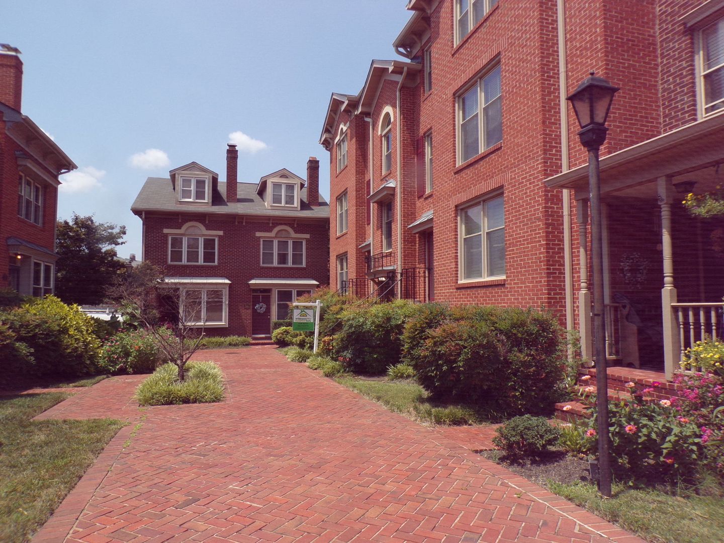 Bright and Cozy Two Bedroom Condo, One Block From Braddock Road Metro