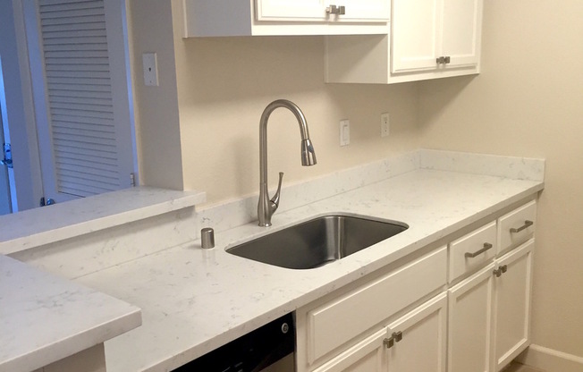 Remodeled 1 Bed 1 Bath Condo. Stainless Steel Appliances. Pool and Hot Tub