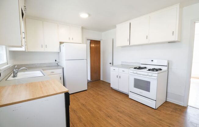 3 beds, 1 bath, 1,330 sqft, $1,295, Unit 1719 6th ave unit 2