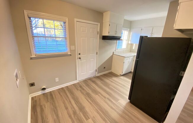 1 bed, 1 bath, 615 sqft, $1,050, Unit 811 Oakwood Villa
