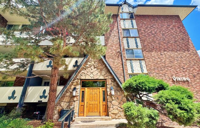 Fully Remodeled Sunny & Quiet Top Floor Studio in Congress Park with Pool Close to Denver Botanic Gardens