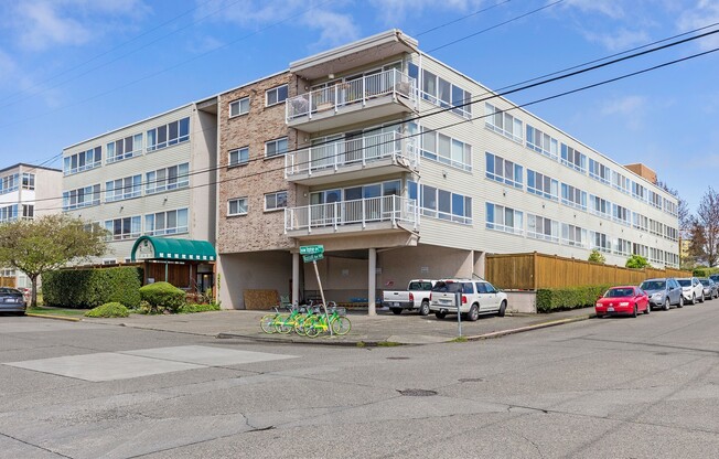 3 beds, 1 bath, 980 sqft, $3,195, Unit R-412